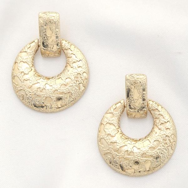 TEXTURE METAL DANGLE EARRING