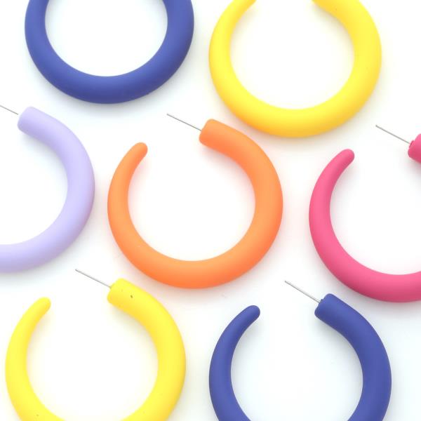 SMOOTH TEXTURE OPEN HOOP EARRING