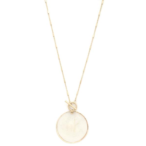 ROUND SHELL PENDANT TOGGLE CLASP NECKLACE