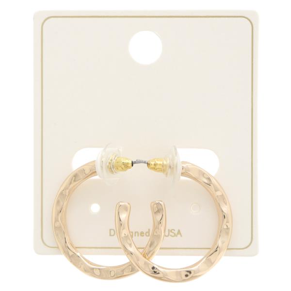 HAMMERED METAL OPEN HOOP EARRING