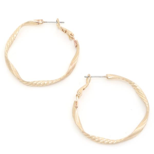 METAL TWIST HOOP EARRING