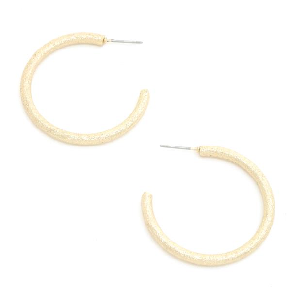 TEXTURE METAL HOOP EARRING