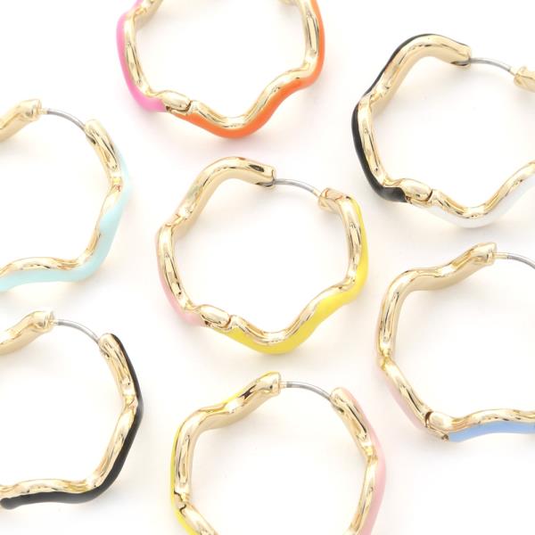TWO TONE WAVY HOOP EARRING