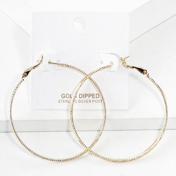 TEXTURED METAL HOOP EARRING