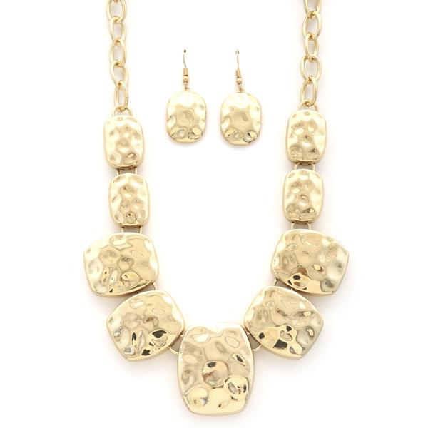 HAMMERED METAL NECKLACE