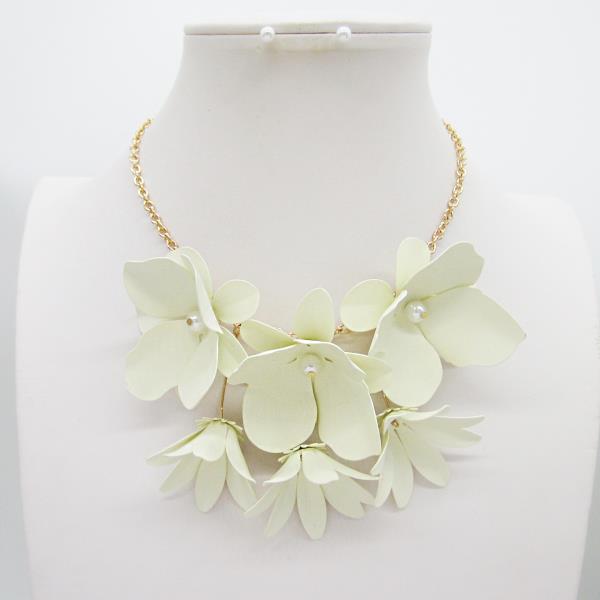 COLOR FLOWER STATEMENT NECKLACE