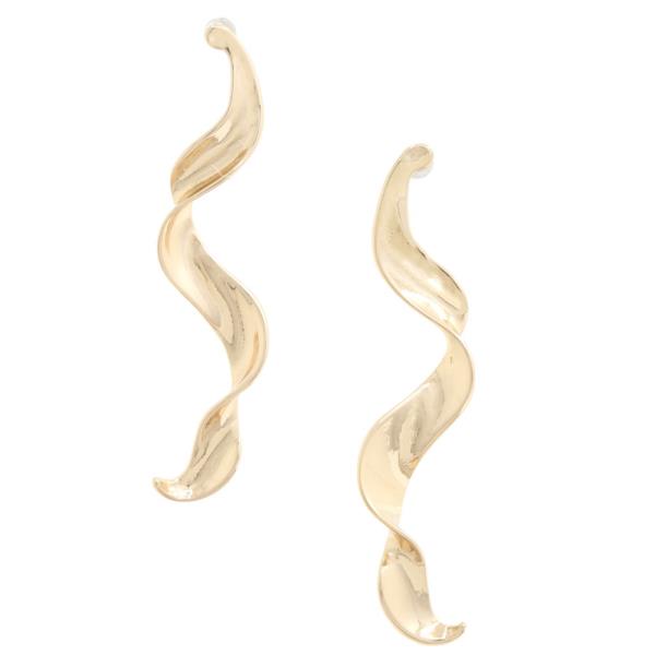 WAVY METAL DANGLE EARRING