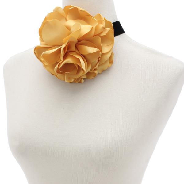 SODAJO OVERSIZED FLOWER CHOKER