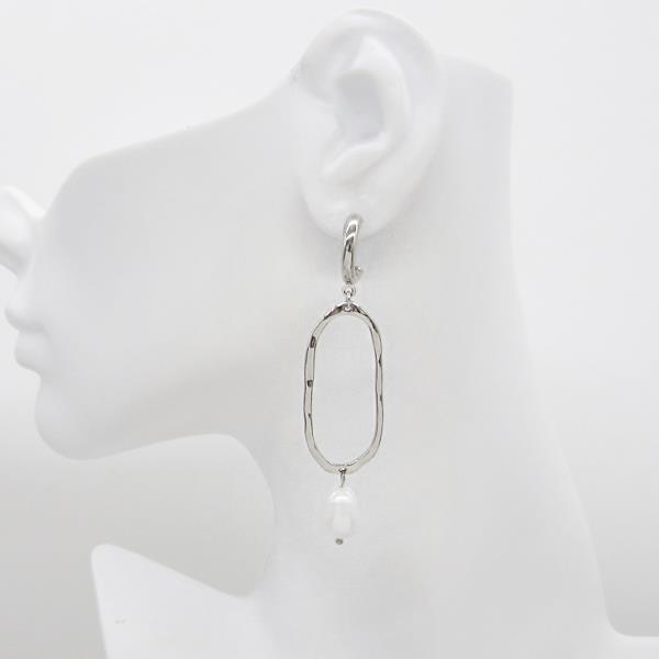 METAL OVAL PEARL DANGLE EARRING