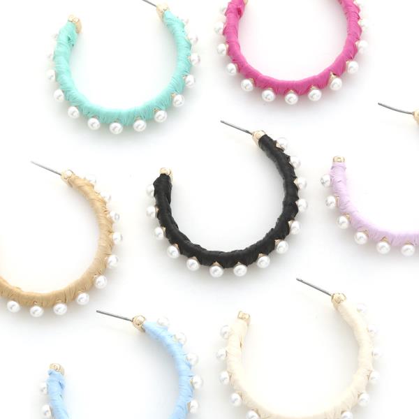 RAFFIA W. PEARL HOOP EARRING