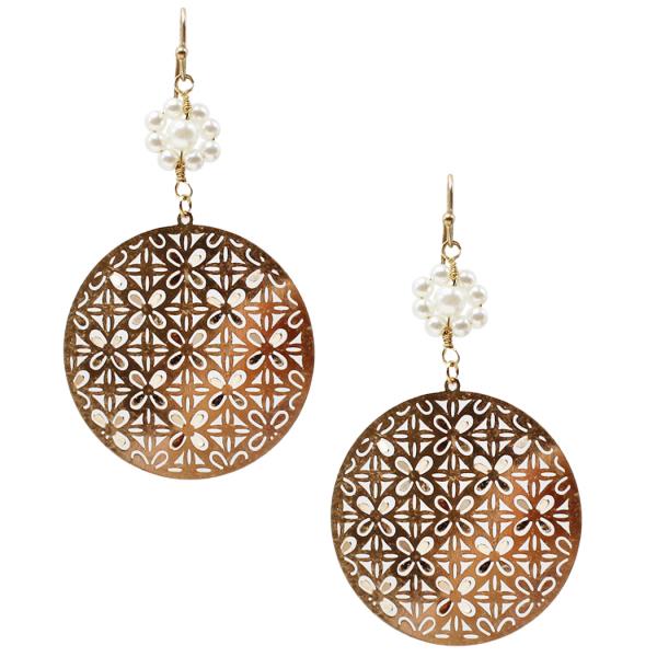 METAL ROUND PEARL FLOWER DANGLE EARRING