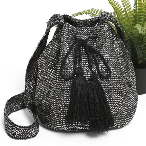 STRAW CROSSBODY BUCKET BAG W/TASSELED DRAWSTRING & POCKETS