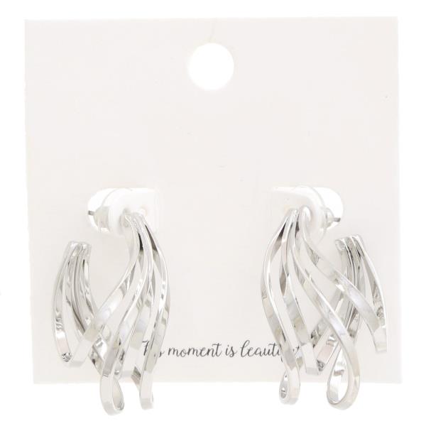 METAL EARRING