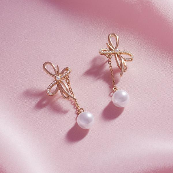 METAL RIBBON PEARL DANGLE EARRING