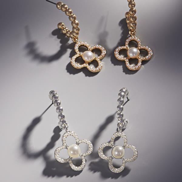 CLOVER SHAPED METAL HOOP EARRING