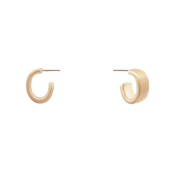 METAL C HOOP EARRING