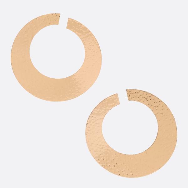 HAMMERED METAL OPEN CIRCLE EARRING