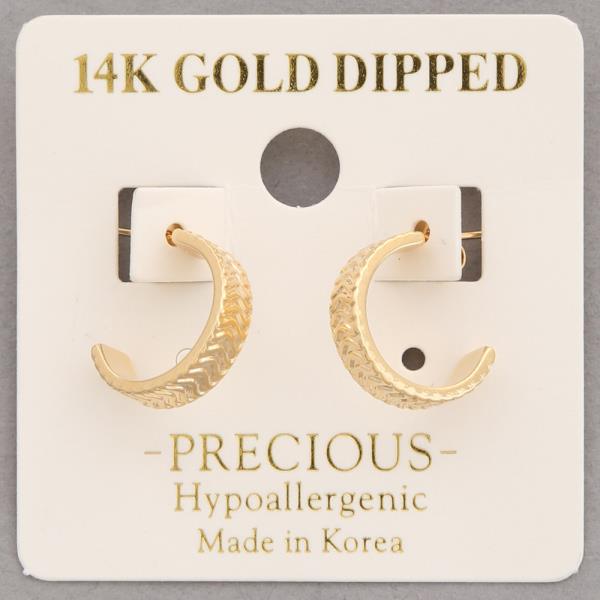 TEXTURED C HOOP EARRING