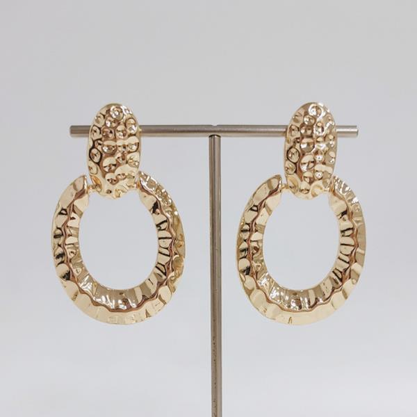 TEXTURED OVAL LINK DANGLE EARRING
