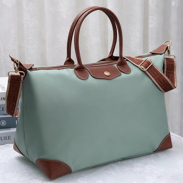TRIM WEEKENDER TOTE SPACIOUS ZIP TOP SHOULDER STRAP DESIGN