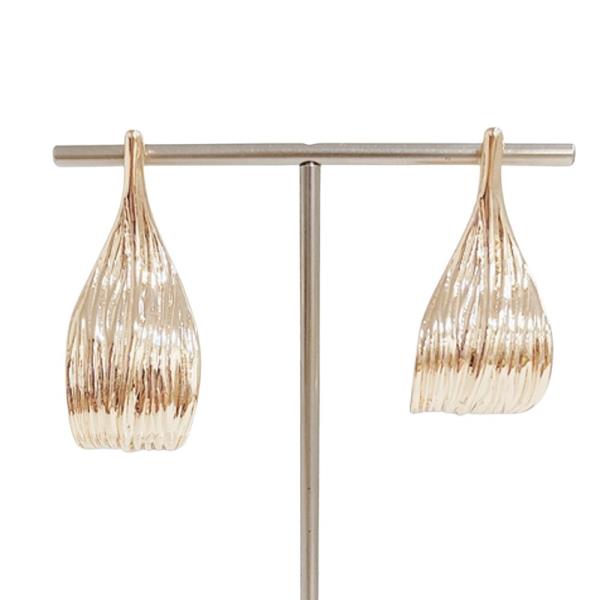 METAL EARRING