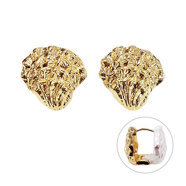 CLAM SHELL HUGGIE EARRING