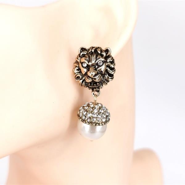 WESTERN LION HEAD PEARL STUD EARRING