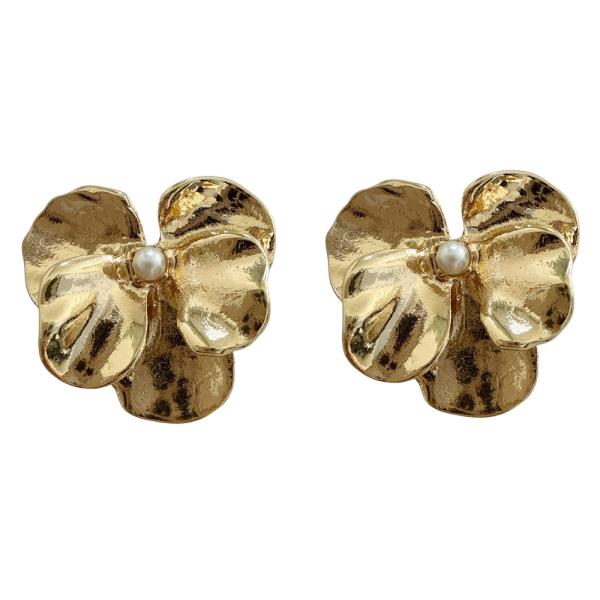 HAMMERED METAL FLOWER STUD EARRING