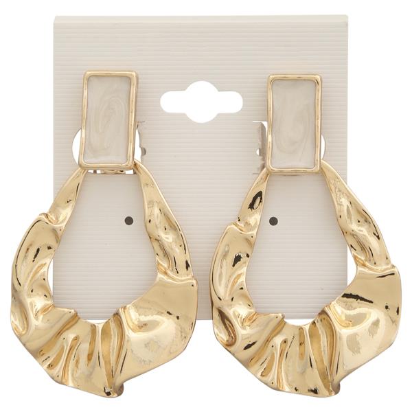 TEXTURED MOLTEN DESIGN OPEN SHAPE EARRING
