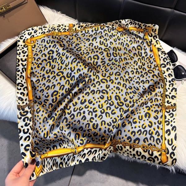 LEOPARD BORDER PRINT SILKY SQUARE BANDANA NECK SCARF