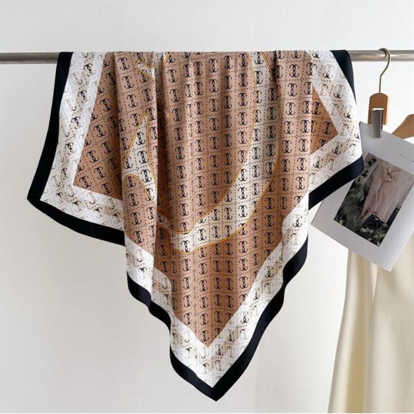 GEOMETRIC BORDER PRINT SILKY SQUARE BANDANA NECK SCARF