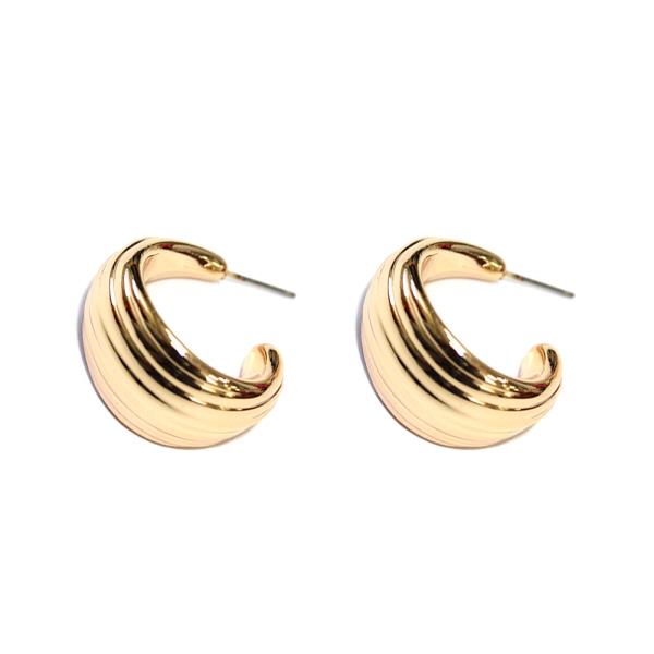 TEXTURED HOOP EARRING