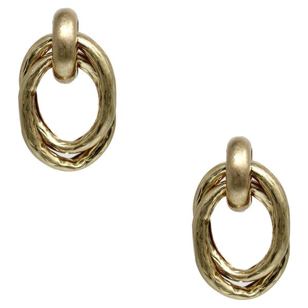 PIPE HAMMERED 2 LINE TWISTED OVAL EARRING