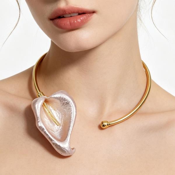 RESIN HEART PENDANT CHOKER NECKLACE