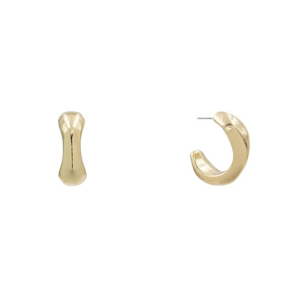 SCULPTURAL HUGGIE HOOP EARRING