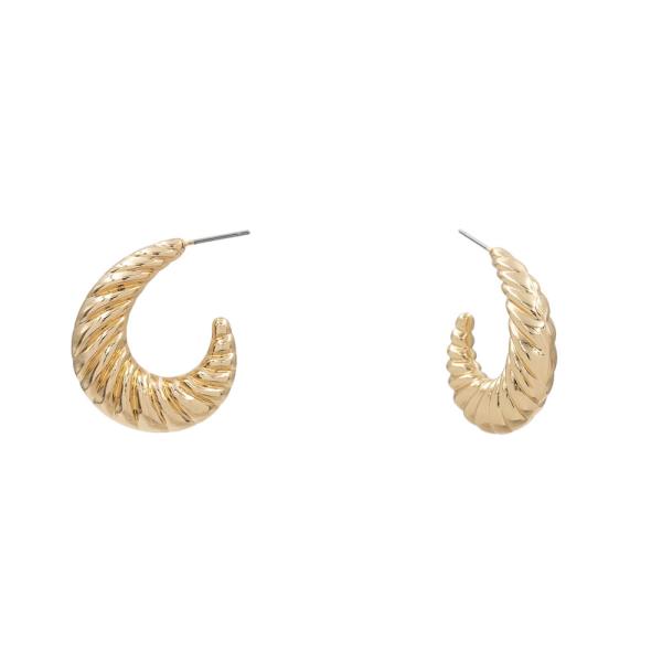 RIBBED METAL HOOP EARRING