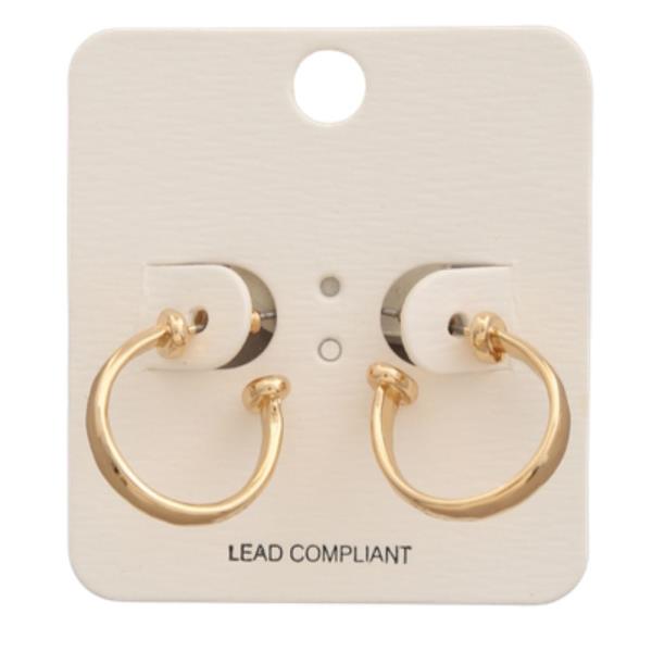 METAL C HOOP EARRING