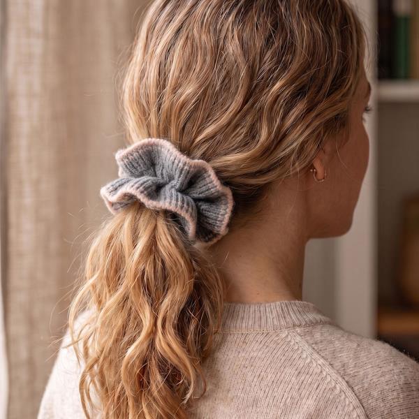 CONTRAST EDGE KNIT RIBBED RUFFLE SCRUNCHIE