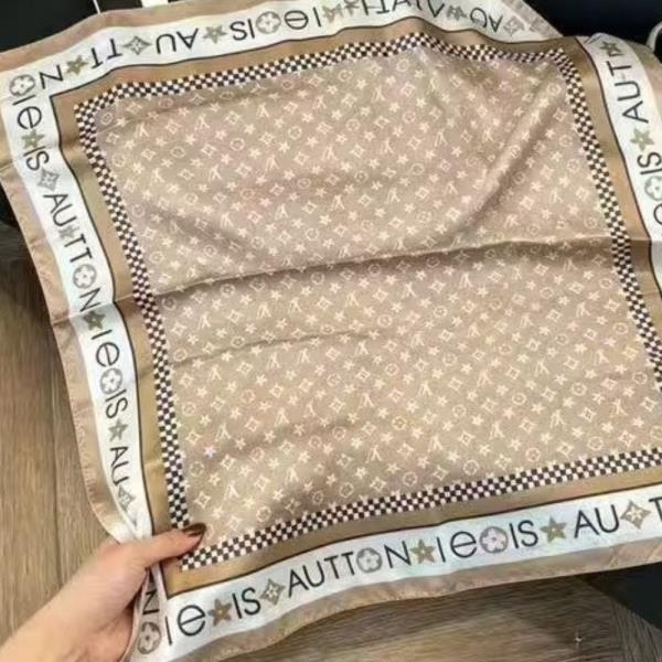 GEOMETRIC PRINT SILKY BANDANA SQUARE NECK SCARF